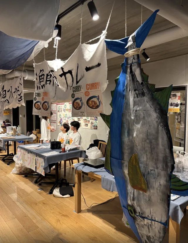 大きな魚のオブジェや旗で飾られた館内に、企画のブースが並んでいる。