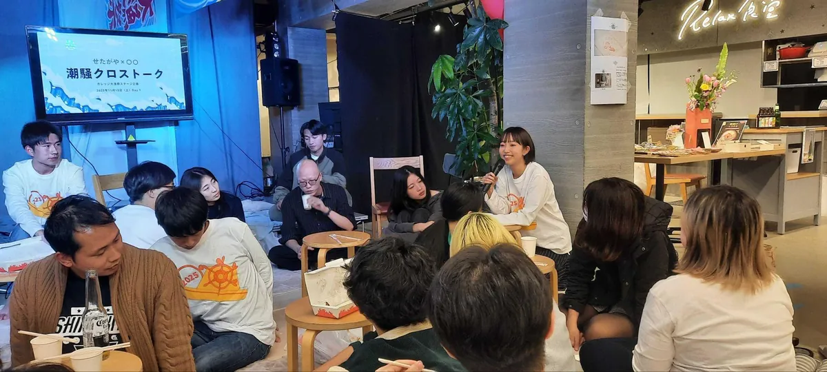 ラウンジのトーク企画で、登壇者の話を近い距離で来場者が聞いている。